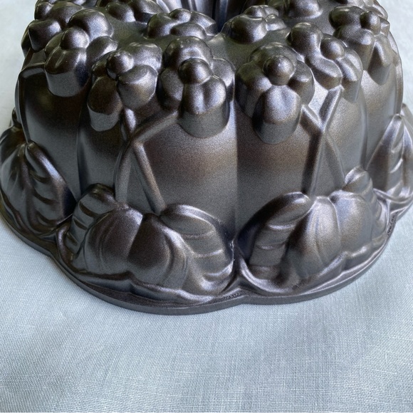 Nordic Ware 10 cup Violet bundt cake pan - Picture 4 of 7